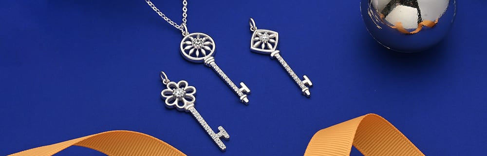 Guide to Key Necklaces: A Timeless Gift